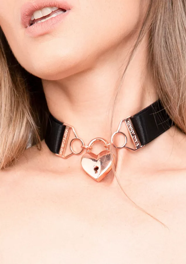 Tour de Cou Coeur avec Cadenas Chaîne Harness Couture Noir