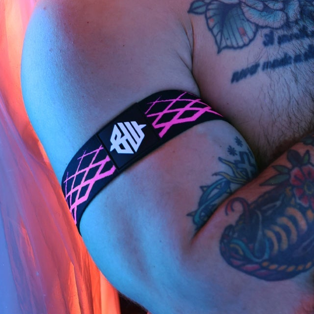 Brassards Revolution Rose neon