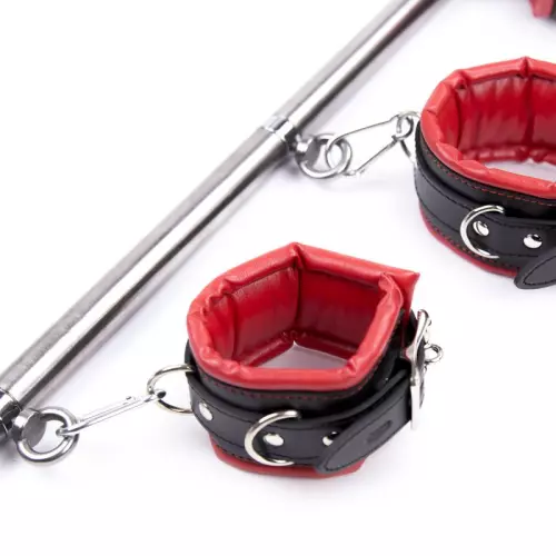 Simply Dom Haltestange Halsband und Handschellen Set Rot und Schwarz – 4/5