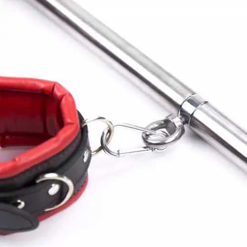Simply Dom Haltestange Halsband und Handschellen Set Rot und Schwarz – 5/5